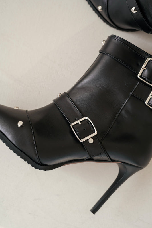 Зухвалі чорні ботильйони у стилі Y2K