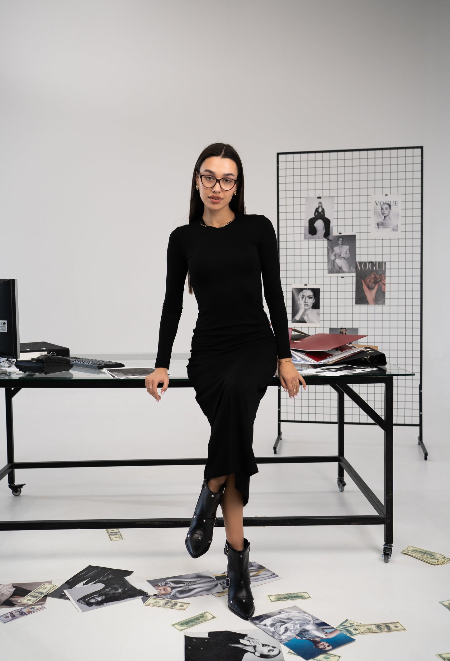 Зухвалі чорні ботильйони у стилі Y2K